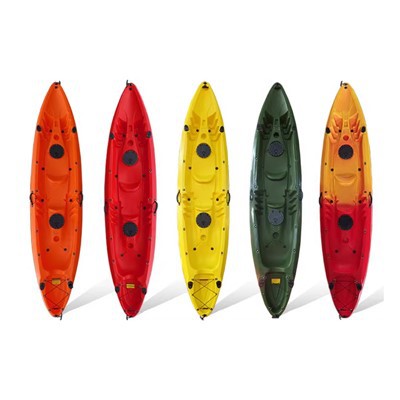 Sentarse en kayak recreativo